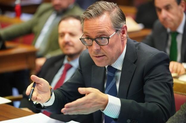 Serrano denuncia una asociación opaca para financiar las primarias de Sánchez sin rendir cuentas