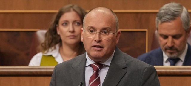 Tellado critica al Gobierno: más imputados que ministros y un PSOE colapsado por insultos internos