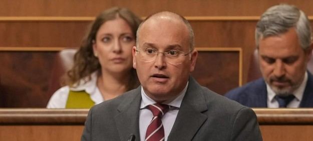 Tellado critica al Gobierno: más imputados que ministros y un PSOE colapsado por insultos internos