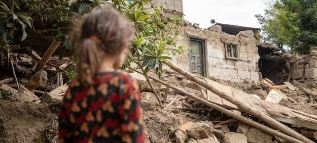 Desastre en Afganistán: Mujeres y niñas enfrentan graves dificultades tras el terremoto