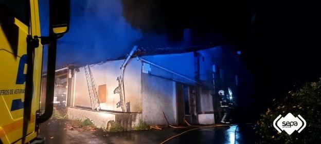 Incendio destruye una vivienda en Villaviciosa sin heridos