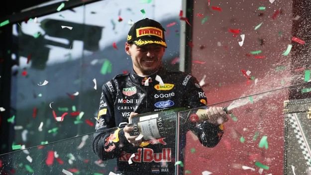 Verstappen celebra su segundo lugar tras un audaz adelantamiento a Hamilton