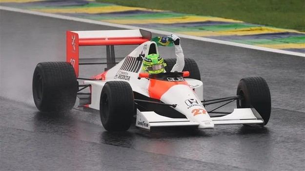 Pilotos de F1 reviven la historia al volante de autos legendarios